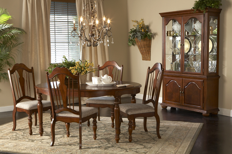 Decluttered dining room